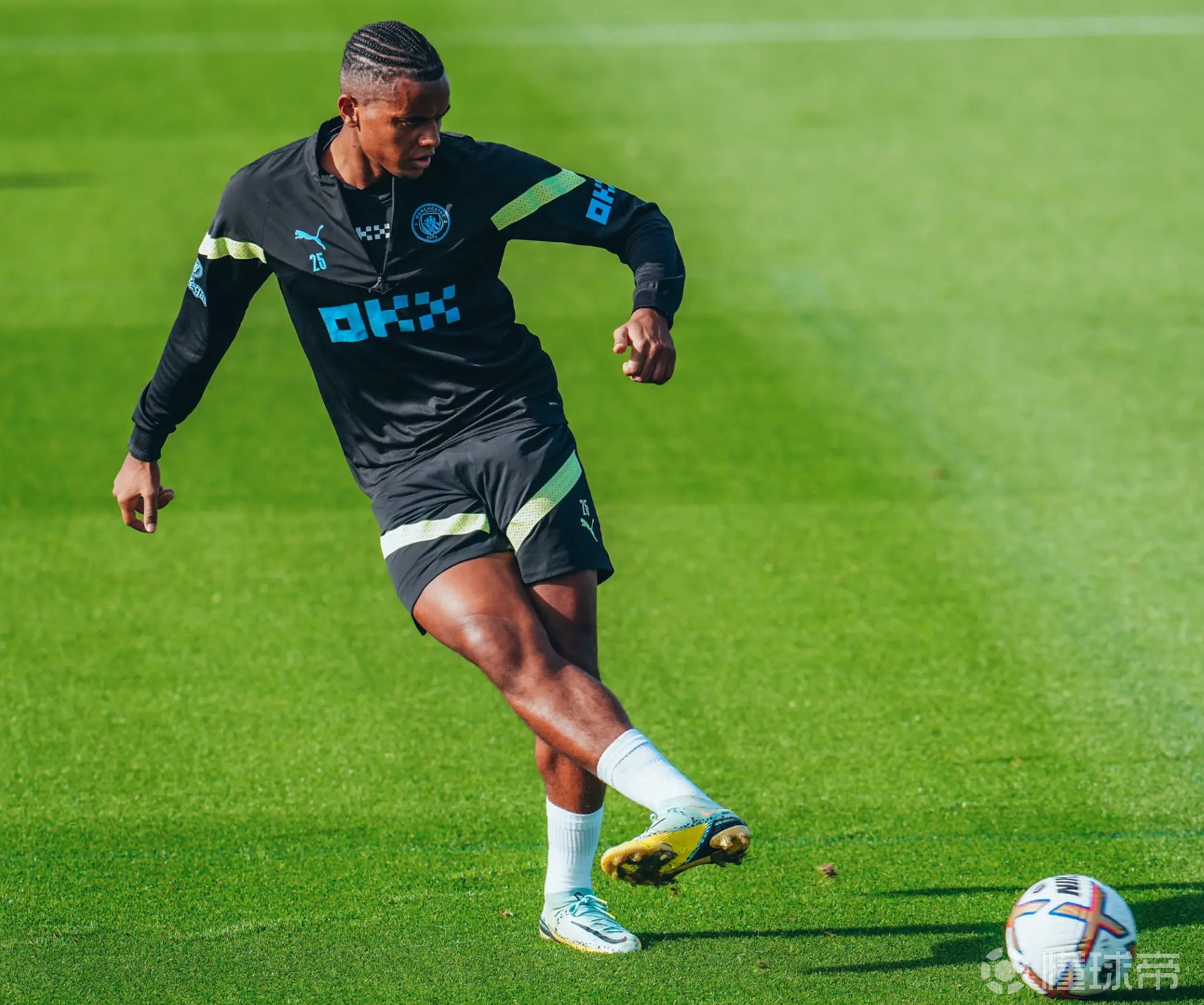 九游体育关键时刻体能课后，埃因霍温复出首秀备战英超，话题不断，年轻球员得到机会的简单介绍